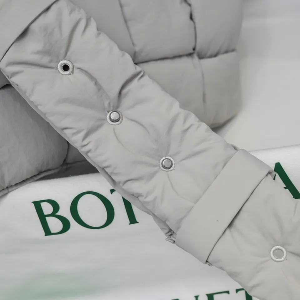 #𝐂𝐀𝐒𝐒𝐄𝐓𝐓𝐄 Nylon tofu tofu bag This Cassette is so cute, its cute appearance does not affect its practicality and the capacity is good! The fabric is low-key and very textured, suitable for daily wear with casual wear. The cross-woven design of the wide cloth is really stunning. The bag has a puffy shape and feels like a piece of tofu. It can be worn on one shoulder, cross-body or as a waist bag. You can also adjust the shoulder strap to the size of the bag under the armpit, so you can have it all! S30x15cm【8951#】